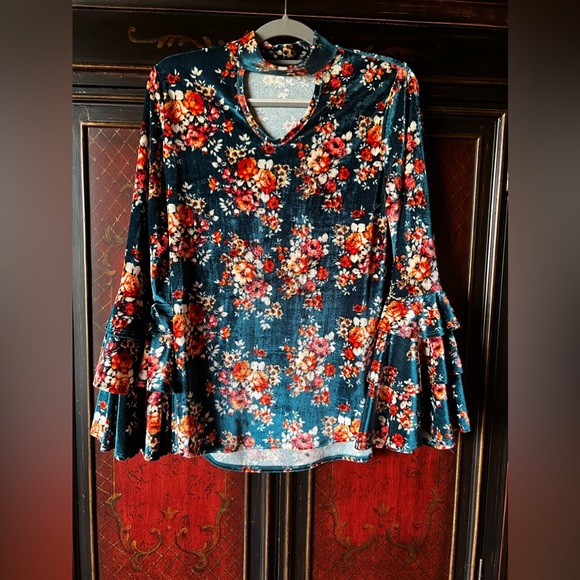 Lucky & Blessed Women’s Velvet Floral Keyhole Top - Picture 3 of 10